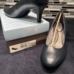 MID-HEEL NAVY PUMPS LIFESTRIDE